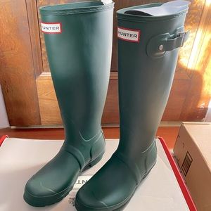 NIB FOREST GREEN TALL HUNTER RALL BOOTS!!